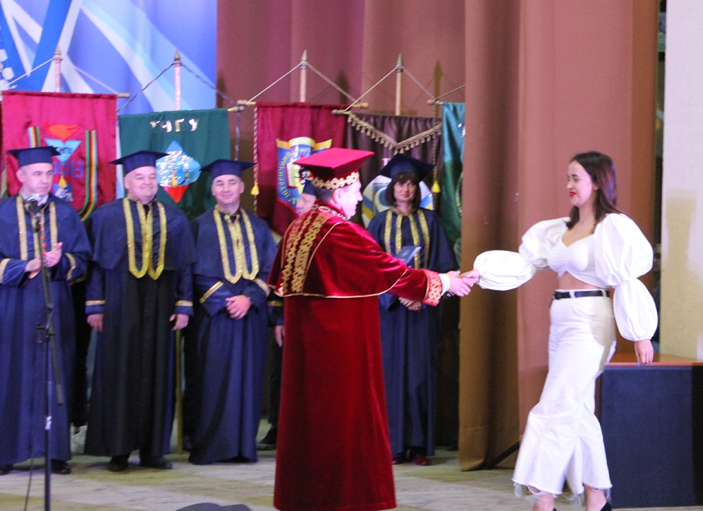 Катерина Флінта отримує залікову книжку з рук ректора ТНПУ